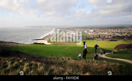 Gli amanti del golf tee off al diciottesimo foro sulla testa di Seaford Campo da Golf sulla South Downs in East Sussex Regno Unito Foto Stock