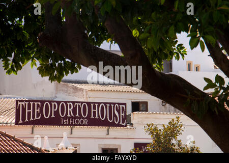 La casa di Oporto nella centrale Plaza di Albufeira Algarve Portogallo Foto Stock