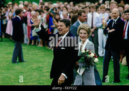 Washington, DC, Stati Uniti d'America, 3 giugno, 1987 Presidente Ronald Reagan e la First Lady Nancy Reagan onda per la folla sul prato Sud della Casa Bianca come essi a piedi a Marina Uno per la partenza il viaggio per il vertice del G7 a Venezia in Italia. Credito: Mark Reinstein Foto Stock