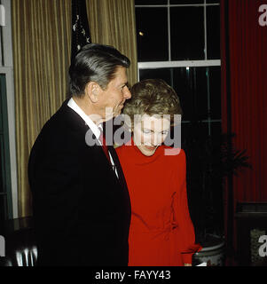 Washington, DC, Stati Uniti d'America, 29 gennaio, 1986 Presidente Ronald Reagan baci e abbracci moglie Nancy dopo che ha fatto il suo annuncio sulla televisione nazionale per la rielezione dall'Ufficio Ovale della Casa Bianca Credito: Mark Reinstein Foto Stock