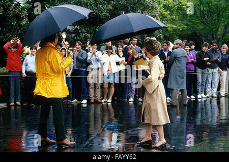 Washington, DC, Stati Uniti d'America, 11 maggio 1984 il Presidente Ronald Reagan e la first lady Nancy Reagan di parlare agli studenti che erano sul banco della casa bianca come essi pausa nel loro camminare fuori a Marina Uno per il volo a Camp David. Credito: Mark Reinstein Foto Stock