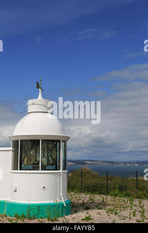 Il diminutivo Berry Head Lighthouse, azionato da Trinity House, vicino a Brixham, Devon, su un parzialmente nuvoloso giorno d'estate Foto Stock