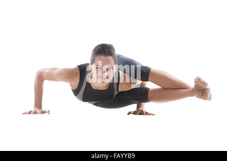 Yoga sportivo girl su sfondo bianco facendo handstand push-up Foto Stock