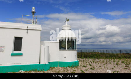 Il diminutivo Berry Head Lighthouse, azionato da Trinity House, vicino a Brixham, Devon, su un parzialmente nuvoloso giorno d'estate Foto Stock