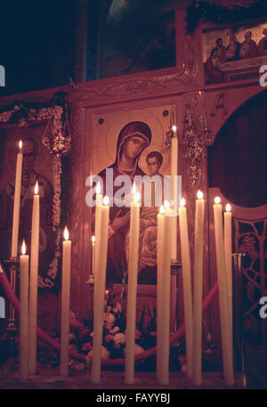 Chicago, Illinois, USA, 12 dicembre, 1986 piange Madonna Icona in San Nicola albanese chiesa ortodossa su Chicago il lato nord. Il 3-by-5-piede, rosso e oro icona è dipinto su tela incollata a mezzo pollice spessa tavola di compensato e supportati da un unico fascio. Il rev. Philip Koufos, notato prima di umidità sulla icona sul Dic. 6. Tale data è il giorno della festa di San Nicola, la chiesa del santo patrono. Da allora la chiesa, uno dei più piccoli in Chicago, ha avuto visitatori da lontano come lo Sri Lanka e il Pakistan. Credito: Mark Reinstein Foto Stock