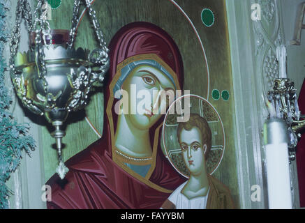 Chicago, Illinois, USA, 12 dicembre, 1986 piange Madonna Icona in San Nicola albanese chiesa ortodossa su Chicago il lato nord. Il 3-by-5-piede, rosso e oro icona è dipinto su tela incollata a mezzo pollice spessa tavola di compensato e supportati da un unico fascio. Il rev. Philip Koufos, notato prima di umidità sulla icona sul Dic. 6. Tale data è il giorno della festa di San Nicola, la chiesa del santo patrono. Da allora la chiesa, uno dei più piccoli in Chicago, ha avuto visitatori da lontano come lo Sri Lanka e il Pakistan. Credito: Mark Reinstein Foto Stock