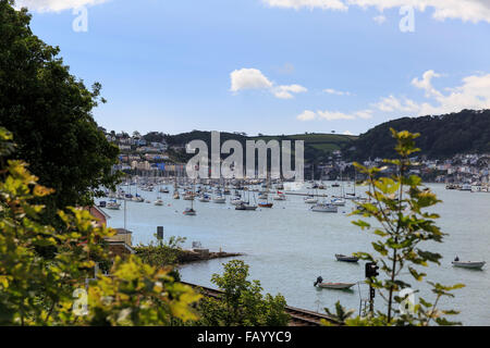 Il fiume Dart, con entrambi Kingswear (l) e Dartmouth (r) in aumento in background, dal Dartmouth maggiore approccio traghetto Foto Stock