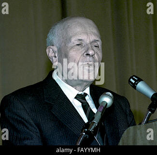 Washington, DC. 11-16-1988 medico Andrei Sacharov al "Etica e politica pubblica centro' cena presso il Washington Hilton. Andrei Dmitrievitch Sakharov è stato un russo fisico nucleare, dissidente sovietico e attivista per i diritti umani. Egli divenne famoso come progettista della Unione Sovietica la terza idea, un nome in codice per lo sviluppo sovietico di armi termonucleare. Sacharov più tardi divenne un avvocato di libertà civili e di riforme civili in Unione Sovietica, per la quale egli affrontò la persecuzione di Stato; questi sforzi che gli valse il Premio Nobel per la Pace nel 1975. Il Premio Sacharov, che viene assegnato ogni anno da parte dell'UE Foto Stock