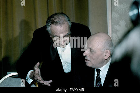 Washington, DC. 11-16-1988 medico Edward Teller e dottore Andrei Sacharov al "Etica e politica pubblica centro' cena presso il Washington Hilton. Edward Teller era un ungherese-americano nato il fisico teorico che, sebbene egli sosteneva che non la cura per il titolo, è comunemente nota come "il padre della bomba a idrogeno". Ha realizzato numerosi contributi al nucleare e della fisica molecolare, spettroscopia (in particolare la Jahn-Teller e Renner-Teller effetti) e superficie fisica. Andrei Dmitrievitch Sakharov è stato un russo fisico nucleare, dissidente sovietico e attivista per i diritti umani. Egli bec Foto Stock