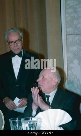 Washington, DC. 11-16-1988 medico Andrei Sacharov al "Etica e politica pubblica centro' cena presso il Washington Hilton. Andrei Dmitrievitch Sakharov è stato un russo fisico nucleare, dissidente sovietico e attivista per i diritti umani. Egli divenne famoso come progettista della Unione Sovietica la terza idea, un nome in codice per lo sviluppo sovietico di armi termonucleare. Sacharov più tardi divenne un avvocato di libertà civili e di riforme civili in Unione Sovietica, per la quale egli affrontò la persecuzione di Stato; questi sforzi che gli valse il Premio Nobel per la Pace nel 1975. Il Premio Sacharov, che viene assegnato ogni anno da parte dell'UE Foto Stock