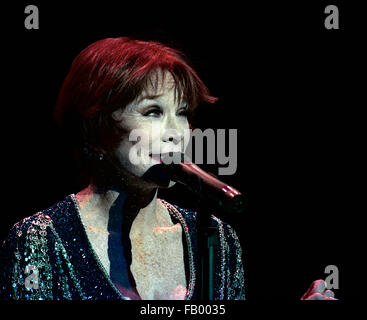 Washington, DC, Stati Uniti d'America, 1 ottobre, 1992 Shirley MacLean Beaty noto professionalmente come Shirley MacLaine, è un film americano, televisione e teatro attrice, cantante, ballerina, attivista e l'autore. Ha vinto un Academy Award, cinque Golden Globe Awards, compresa la Cecil B. DeMille Award, un Emmy Award e due premi BAFTA. Suona presso il Teatro Warner a Washington DC. Credito: Mark Reinstein Foto Stock