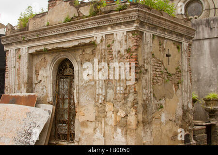 Cripta in stato di abbandono e di abbandono nel cimitero di Recoleta, Buenos Aires, Argentina. Foto Stock