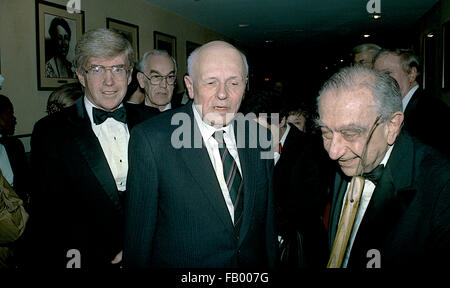 Washington, DC. 11-16-1988 L-R dal congressista Jack Kemp, dottor Edward Teller e dottore Andrei Sacharov al "Etica e politica pubblica centro' cena presso il Washington Hilton. Edward Teller era un ungherese-americano nato il fisico teorico che, sebbene egli sosteneva che non la cura per il titolo, è comunemente nota come "il padre della bomba a idrogeno". Ha realizzato numerosi contributi al nucleare e della fisica molecolare, spettroscopia (in particolare la JahnÐTeller e effetti RennerÐTeller) e superficie fisica. Andrei Dmitrievitch Sakharov è stato un russo fisico nucleare sovietico e dissidente Hu Foto Stock