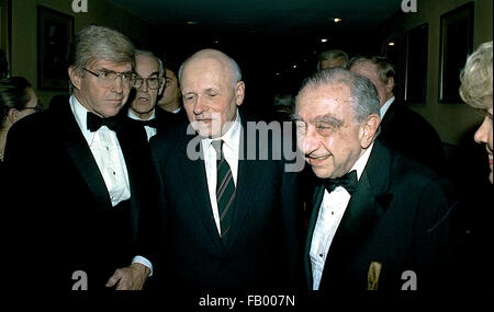 Washington, DC. 11-16-1988 L-R CongressmanJack Kemp, dottor Edward Teller e dottore Andrei Sacharov al "Etica e politica pubblica centro' cena presso il Washington Hilton. Edward Teller era un ungherese-americano nato il fisico teorico che, sebbene egli sosteneva che non la cura per il titolo, è comunemente nota come "il padre della bomba a idrogeno". Ha realizzato numerosi contributi al nucleare e della fisica molecolare, spettroscopia (in particolare la JahnÐTeller e effetti RennerÐTeller) e superficie fisica. Andrei Dmitrievitch Sakharov è stato un russo fisico nucleare, dissidente sovietico e hum Foto Stock