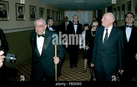 Washington, DC. 11-16-1988 medico Edward Teller e dottore Andrei Sacharov al "Etica e politica pubblica centro' cena presso il Washington Hilton. Edward Teller era un ungherese-americano nato il fisico teorico che, sebbene egli sosteneva che non la cura per il titolo, è comunemente nota come "il padre della bomba a idrogeno". Ha realizzato numerosi contributi al nucleare e della fisica molecolare, spettroscopia (in particolare la Jahn-Teller e Renner-Teller effetti) e superficie fisica. Andrei Dmitrievitch Sakharov è stato un russo fisico nucleare, dissidente sovietico e attivista per i diritti umani. Egli bec Foto Stock