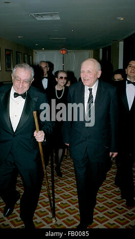 Washington, DC. 11-16-1988 medico Edward Teller e dottore Andrei Sacharov al "Etica e politica pubblica centro' cena presso il Washington Hilton. Edward Teller era un ungherese-americano nato il fisico teorico che, sebbene egli sosteneva che non la cura per il titolo, è comunemente nota come "il padre della bomba a idrogeno". Ha realizzato numerosi contributi al nucleare e della fisica molecolare, spettroscopia (in particolare la Jahn-Teller e Renner-Teller effetti) e superficie fisica. Andrei Dmitrievitch Sakharov è stato un russo fisico nucleare, dissidente sovietico e attivista per i diritti umani. Egli bec Foto Stock