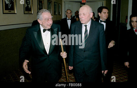 Washington, DC. 11-16-1988 medico Edward Teller e dottore Andrei Sacharov al "Etica e politica pubblica centro' cena presso il Washington Hilton. Edward Teller era un ungherese-americano nato il fisico teorico che, sebbene egli sosteneva che non la cura per il titolo, è comunemente nota come "il padre della bomba a idrogeno". Ha realizzato numerosi contributi al nucleare e della fisica molecolare, spettroscopia (in particolare la Jahn-Teller e Renner-Teller effetti) e superficie fisica. Andrei Dmitrievitch Sakharov è stato un russo fisico nucleare, dissidente sovietico e attivista per i diritti umani. Egli bec Foto Stock