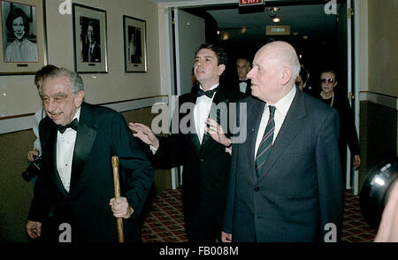 Washington, DC. 11-16-1988 medico Edward Teller e dottore Andrei Sacharov al "Etica e politica pubblica centro' cena presso il Washington Hilton. Edward Teller era un ungherese-americano nato il fisico teorico che, sebbene egli sosteneva che non la cura per il titolo, è comunemente nota come "il padre della bomba a idrogeno". Ha realizzato numerosi contributi al nucleare e della fisica molecolare, spettroscopia (in particolare la Jahn-Teller e Renner-Teller effetti) e superficie fisica. Andrei Dmitrievitch Sakharov è stato un russo fisico nucleare, dissidente sovietico e attivista per i diritti umani. Egli bec Foto Stock