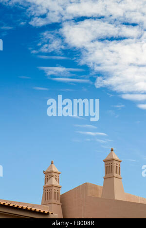 Tradizionali di comignoli nei pressi di Albufeira, Algarve, PORTOGALLO Foto Stock