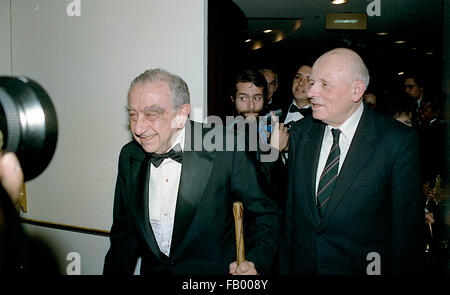 Washington, DC. 11-16-1988 medico Edward Teller e dottore Andrei Sacharov al "Etica e politica pubblica centro' cena presso il Washington Hilton. Edward Teller era un ungherese-americano nato il fisico teorico che, sebbene egli sosteneva che non la cura per il titolo, è comunemente nota come "il padre della bomba a idrogeno". Ha realizzato numerosi contributi al nucleare e della fisica molecolare, spettroscopia (in particolare la Jahn-Teller e Renner-Teller effetti) e superficie fisica. Andrei Dmitrievitch Sakharov è stato un russo fisico nucleare, dissidente sovietico e attivista per i diritti umani. Egli bec Foto Stock