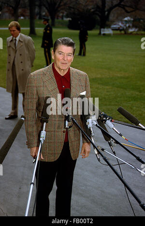 Washington, DC. , USA, 27 Dicembre,1984 Presidente Ronald Reagan parla con i giornalisti al di fuori del Sud Portico come lui e la First Lady Nancy Reagan prepararsi a bordo uno marino per il volo per Andrews AFB per viaggio in California ranch per le vacanze Credito: Mark Reinstein Foto Stock