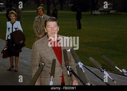 Washington, DC, Stati Uniti d'America, 27 dicembre, 1984 Presidente Ronald Reagan parla con i giornalisti al di fuori del Sud Portico come lui e la First Lady Nancy Reagan prepararsi a bordo uno marino per il volo per Andrews AFB per viaggio in California per le vacanze Credito: Mark Reinstein Foto Stock