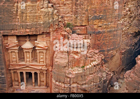 Al Khazneh / il tesoro, scolpito in una roccia arenaria faccia nell'antica città di Petra in Giordania Meridionale Foto Stock