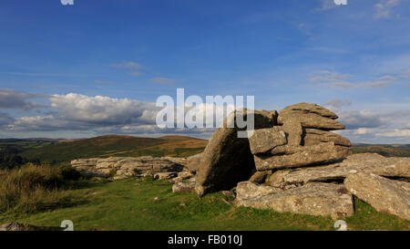 Combestone Tor, facilmente accessibile il granito tor su Dartmoor Devon, comandi ampie vedute sulla brughiera circostante Foto Stock