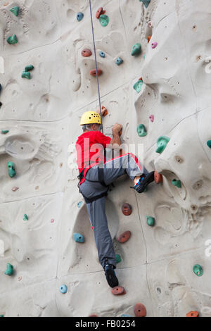 Rocciatore sulla parete di arrampicata di una nave da crociera Foto Stock
