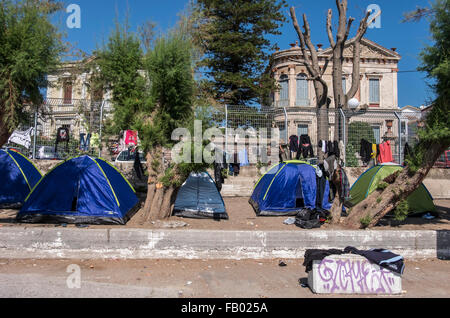 Tende per i rifugiati e l'asciugatura linea un parco nel porto di Mytillene, Lesbo, Grecia in attesa di elaborazione ufficiale. Foto Stock