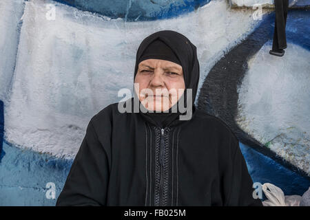 Senior siriano donna di rifugiati in attesa di essere elaborate per asilo in Lesvos dopo aver attraversato dalla Turchia in una zattera Foto Stock