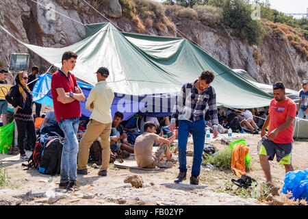 Transito temporaneo per il campo per i rifugiati che arrivano sull'isola greca di Lesbo dopo la traversata del mare Egeo dalla Turchia. Foto Stock