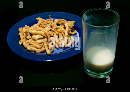 Il latte di soia e deep-pasta fritta stick su sfondo nero Foto Stock