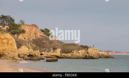 Uomo a pesca di Praia de Santa Eulalia, nei pressi di Albufeira, Algarve, PORTOGALLO Foto Stock