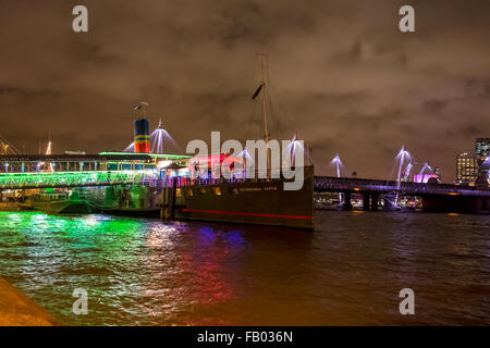Un ex traghetto passeggeri è stato convertito in un bar-ristorante chiamato Tattershall Castle bar e ristorante è ormeggiato sul fiume Tamigi. Foto Stock