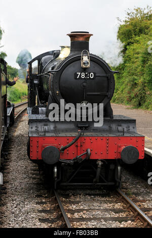 7820 Dinmore Manor passa 7827 Lydham Manor sul loop passante a Churston stazione sul Dartmouth Steam Railway, Devon Foto Stock