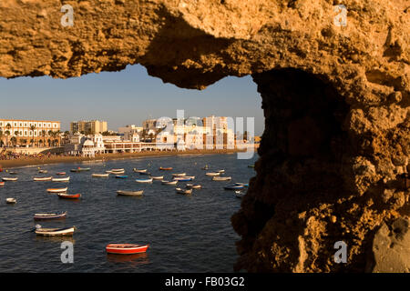 Caleta Beach e bagno di La Palma y del Real. Come si vede dalla Santa Catalina il castello.Cádiz, Andalucía, Spagna Foto Stock