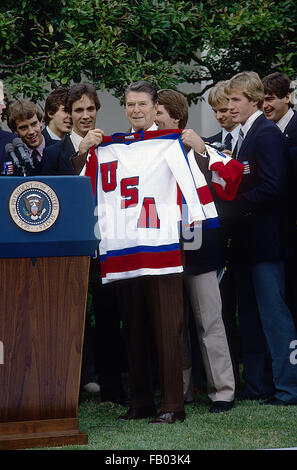 Washington, DC, Stati Uniti d'America, 29 settembre 1983 il Presidente Ronald Reagan è presentato con una maglia di hockey formano il noi team olimpico nel Giardino di Rose Credito: Mark Reinstein Foto Stock