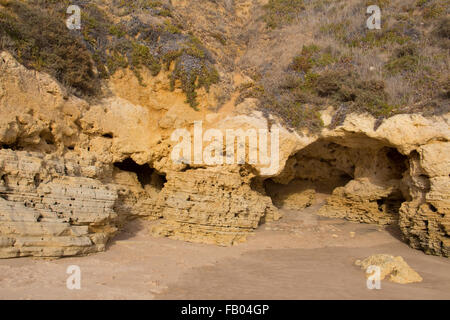 Scogliere calcaree a praia de santa eulalia, nei pressi di Albufeira, Algarve, PORTOGALLO Foto Stock