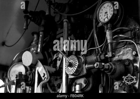 La pedana e i controlli del 7827 Lydham Manor locomotiva a vapore a Paignton stazione sul Dartmouth Steam Railway, Devon Foto Stock