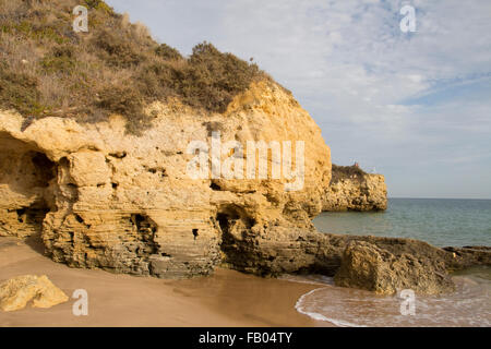 Scogliere calcaree a Praia de Santa Eulalia, nei pressi di Albufeira, Algarve, PORTOGALLO Foto Stock