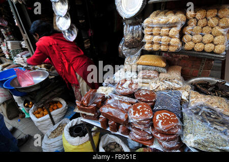 Kathmandu, Nepal. 06 gen 2016. Visualizzate il melasso sul mercato per la celebrazione di Maghe Sankranti Festival il 15 gennaio 2015. La melassa "Chaku" è solitamente preparati e consumati durante la Maghe Sankranti Festival e per tutto l'inverno da nepalesi. "Chaku" in Il nepalese è lo zucchero non raffinato realizzato dal succo scaricata al di fuori della canna da zucchero, latte, ghee e dadi. Si ritiene che il consumo di esso promuove la buona salute e il calore nei mesi freddi. Nel mercato, negoziante vende 250 grammi di Chaku presso RS da 40 a 50, a seconda degli ingredienti utilizzati. © Narayan Maharjan/Pacific Press/Alamy Live News Foto Stock