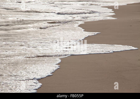 Bordo d'acqua alla spiaggia di Praia de santa eulalia, nei pressi di Albufeira, Algarve, PORTOGALLO Foto Stock