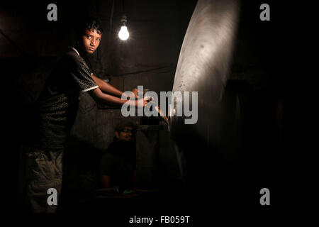 Dacca in Bangladesh. Xiv oct, 2015. SAJEEB è un 13-anno-vecchio ragazzo che ha recentemente iniziato a lavorare in un cantiere dove fanno di eliche per navi e grandi barche a motore. Egli ha finito il settimo grado prima ha iniziato a lavorare in cantiere. (Credito Immagine: © Mohammad Hossain Ponir/zReportage.com via ZUMA Press) Foto Stock