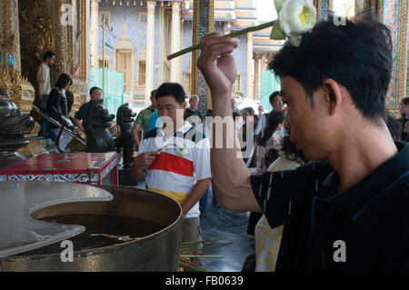 Pregate e offerte, bot, Buddha, preghiere, persone, tempio Wat Phra Kaeo, il Grand Palace, Bangkok, Thailandia, in Asia. Popolo Thai pregare Foto Stock