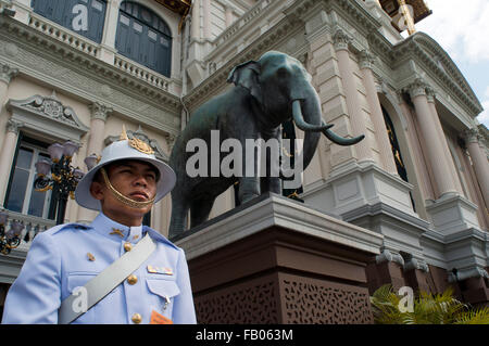 La protezione presso il palazzo del governo, il Grand Palace, Bangkok, Thailandia. Una guardia reale al di fuori del Chakri Mahaprasad Hall del Re di Thailandia s Royal Grand Palace Foto Stock