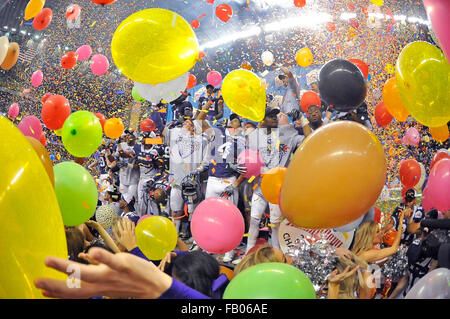 Le ore di lavoro straordinario. 02Jan, 2016. TCU giocatori celebrare durante il trofeo presentazione a seguito di un collegio di NCAA Football in gioco l'Valero Alamo ciotola tra la TCU cornuto rane e Oregon Ducks al Alamodome a San Antonio, Texas. La TCU ha vinto in 47-41 ore di lavoro straordinario. Austin McAfee/CSM/Alamy Live News Foto Stock