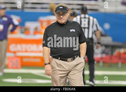 Le ore di lavoro straordinario. 02Jan, 2016. TCU coach Gary Patterson durante pregame warmups prima dell'inizio di un collegio di NCAA Football in gioco l'Valero Alamo ciotola tra la TCU cornuto rane e Oregon Ducks al Alamodome a San Antonio, Texas. La TCU ha vinto in 47-41 ore di lavoro straordinario. Austin McAfee/CSM/Alamy Live News Foto Stock