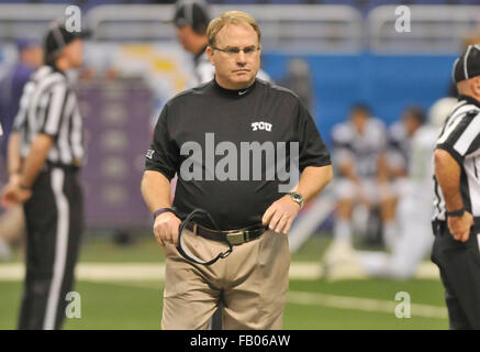 Le ore di lavoro straordinario. 02Jan, 2016. TCU coach Gary Patterson durante pregame warmups prima dell'inizio di un collegio di NCAA Football in gioco l'Valero Alamo ciotola tra la TCU cornuto rane e Oregon Ducks al Alamodome a San Antonio, Texas. La TCU ha vinto in 47-41 ore di lavoro straordinario. Austin McAfee/CSM/Alamy Live News Foto Stock