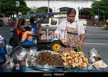 Gnocchi e fast food per la vendita di fronte al Grand Palace a Bangkok, in Thailandia. Pronto alla griglia thai piccante salsicce su spiedini Bangkok in Thailandia Foto Stock